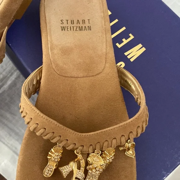 Stuart Weitzman cashew suede leather flip flops with gold shoe charms, 6.5 - Picture 4 of 11